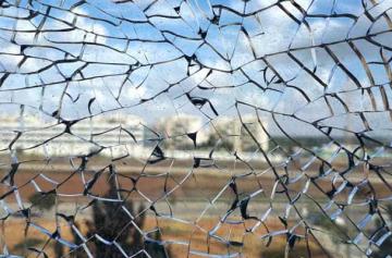 علت شکستن خود به خود شیشه دوجداره چه چیزی است؟