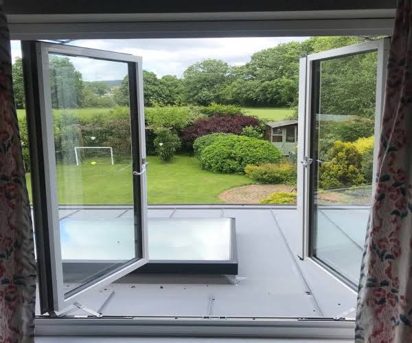 پنجره UPVC برای مناطق مرطوب: مزایا، معایب و نکات